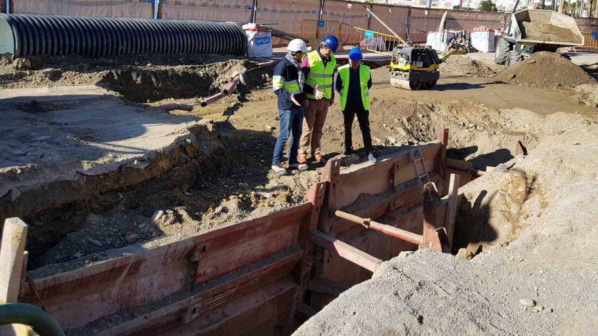 El alcalde, Manuel Cortés, supervisando los trabajos de renovación de la red de saneamiento