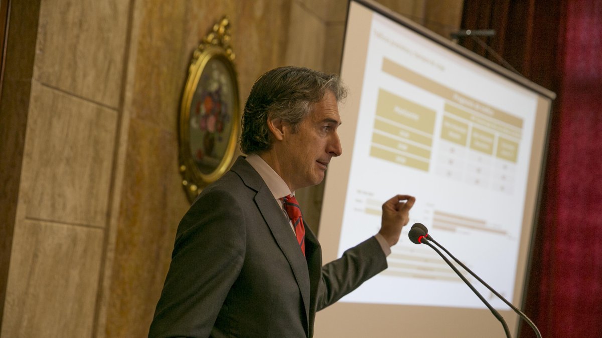 Íñigo de la Serna, ministro, ayer en la Subdelegación del Gobierno en Almería.