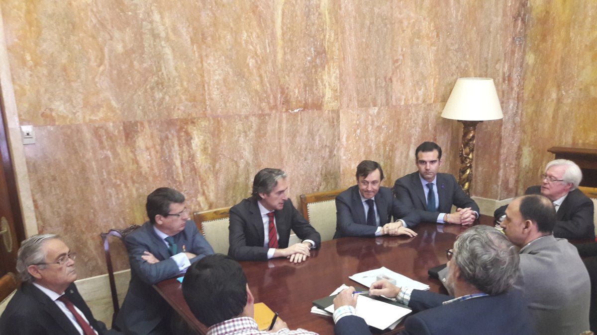 Primera toma de contacto del ministro con la Permanente de la Mesa del Tren.