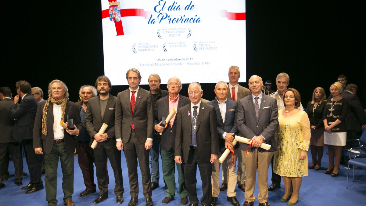 Galardonados junto al ministro, de la Serna, y Gabriel Amat, alcalde de Roquetas.