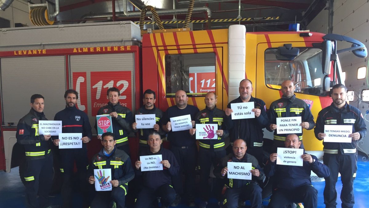 Bomberos del Levante lanzan mensajes contra la violencia hacia la mujer.