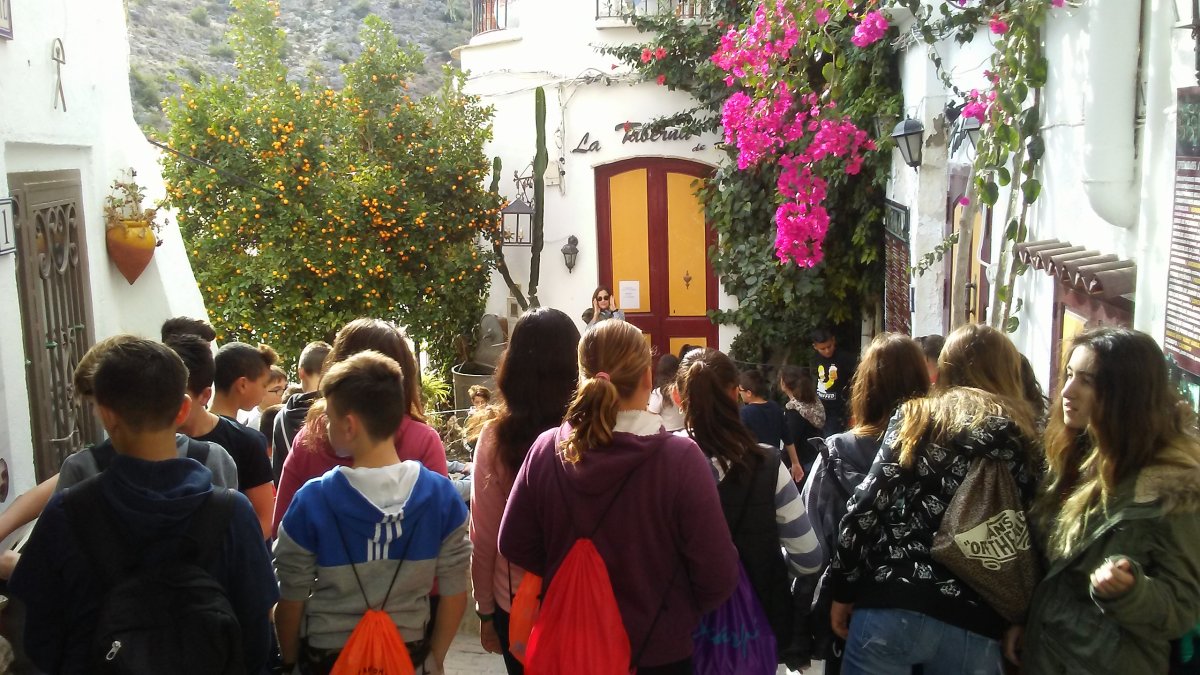 Los estudiantes recorren una de las calles tradicionales de Mojácar.