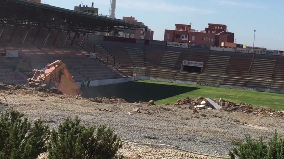 Demolición del Juan Rojas, que ya ha sido culminada junto a los trabajos de iluminación y electricidad del campo.