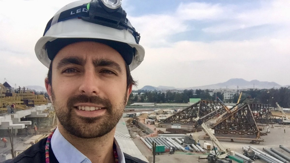 El arquitecto Rafael Zamora ante las obras del futuro estadio de béisbol que se construye en Ciudad de México.