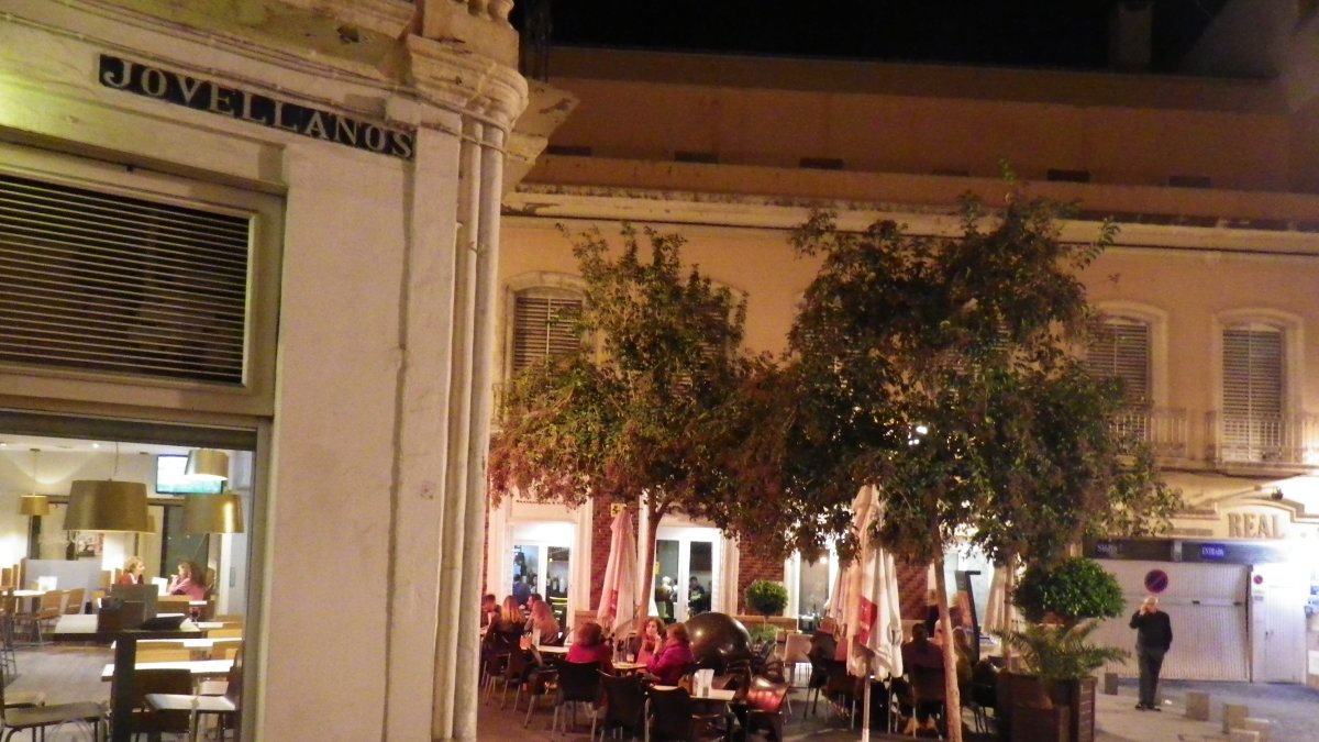 Los bares de tapas proliferan en la calle Jovellanos.