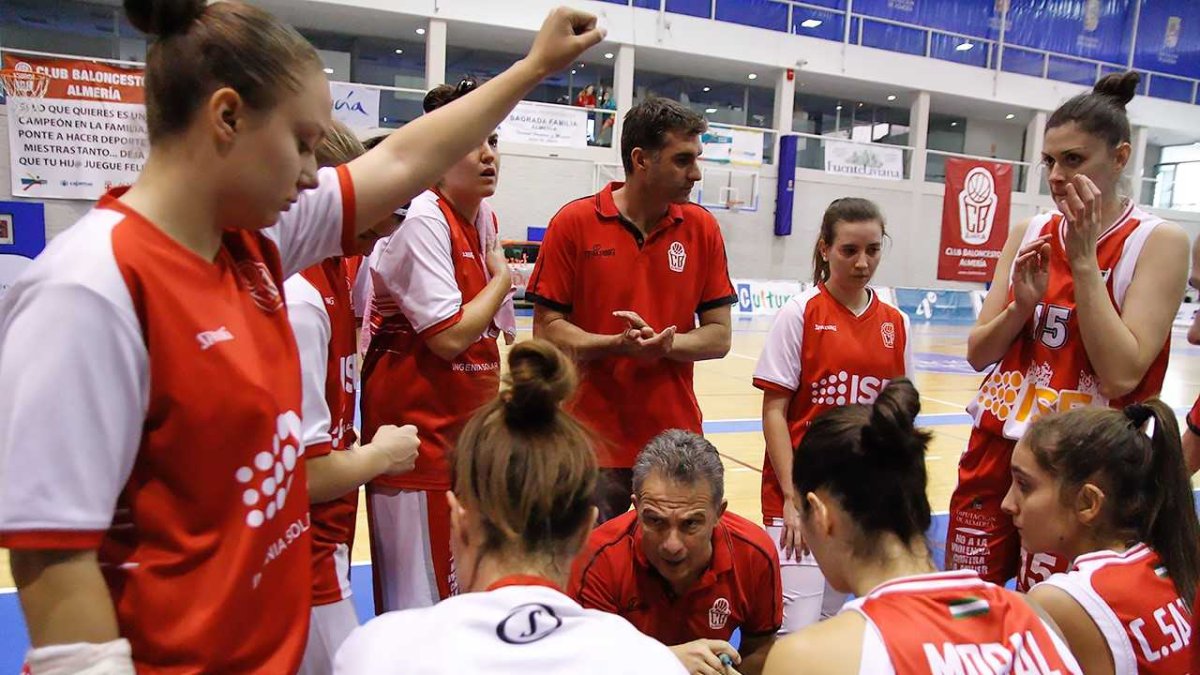 Mendi dando instrucciones a sus jugadoras.
