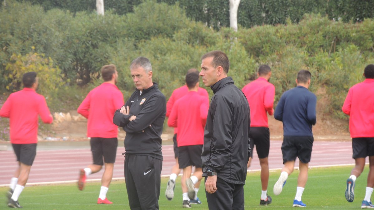 Lucas Alcaraz con Campos, el preparador físico.