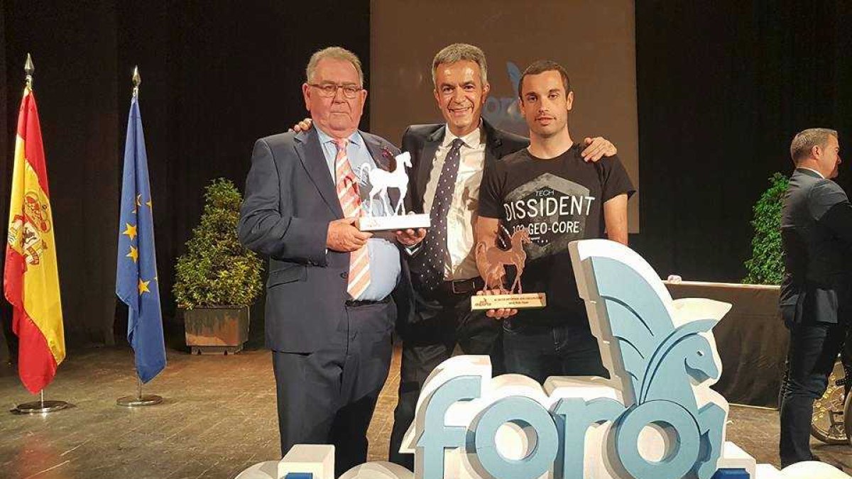 Ramón Sedeño con Ángel Acién y Jairo Ruiz.