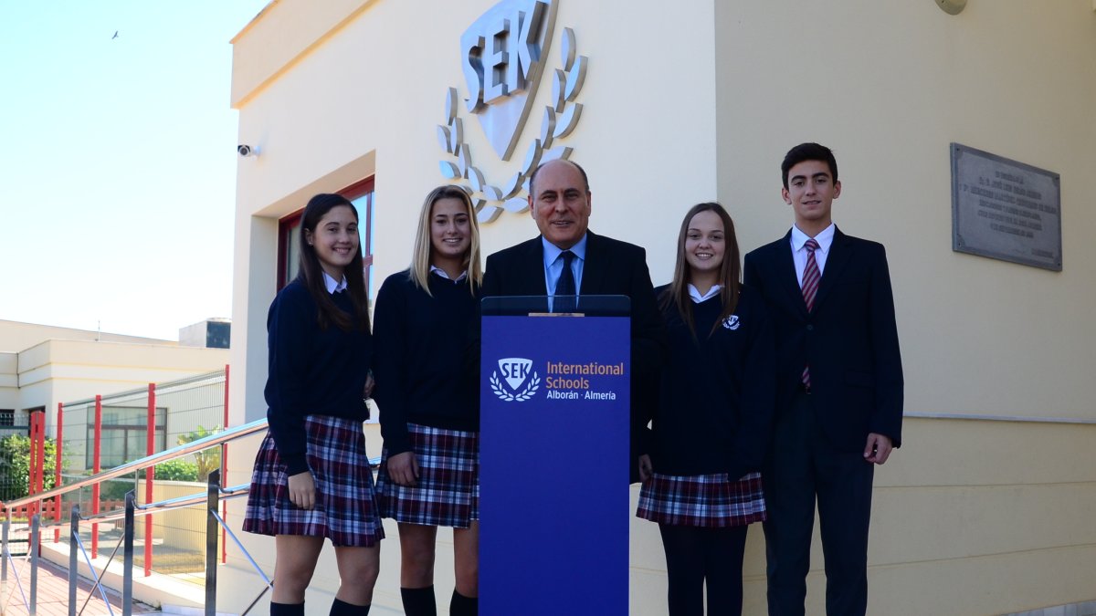 Javier Guzmán junto a uno de los grupos de debate del SEK Alborán.