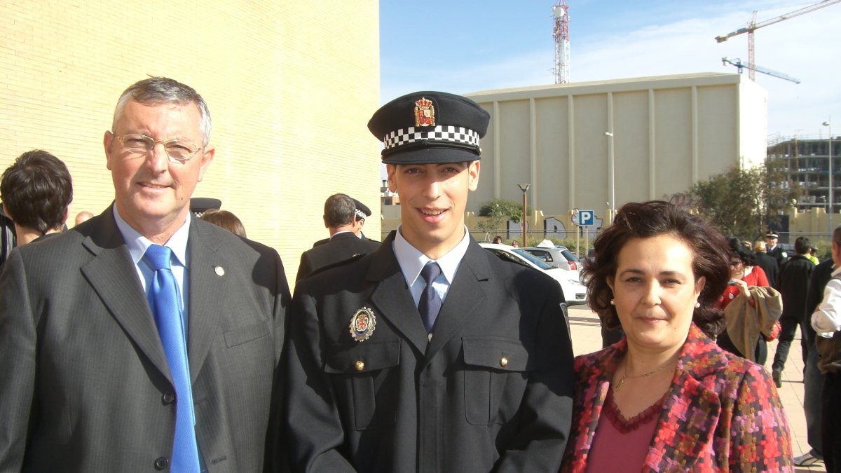 El agente fallecido en su graduación, acompañado de sus padres