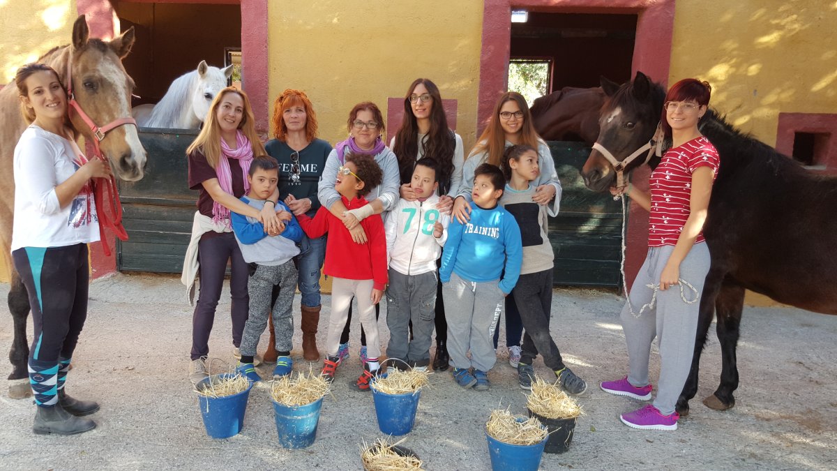 Algunos de los niños participantes en esta terapia con sus tutoras.