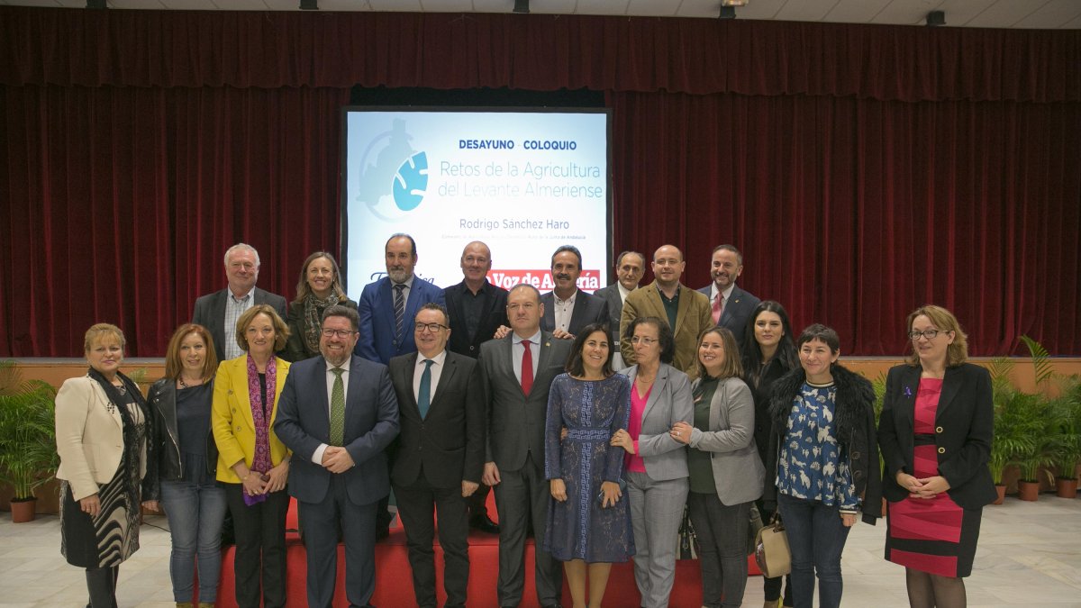 Foto de familia de los participantes en la jornada