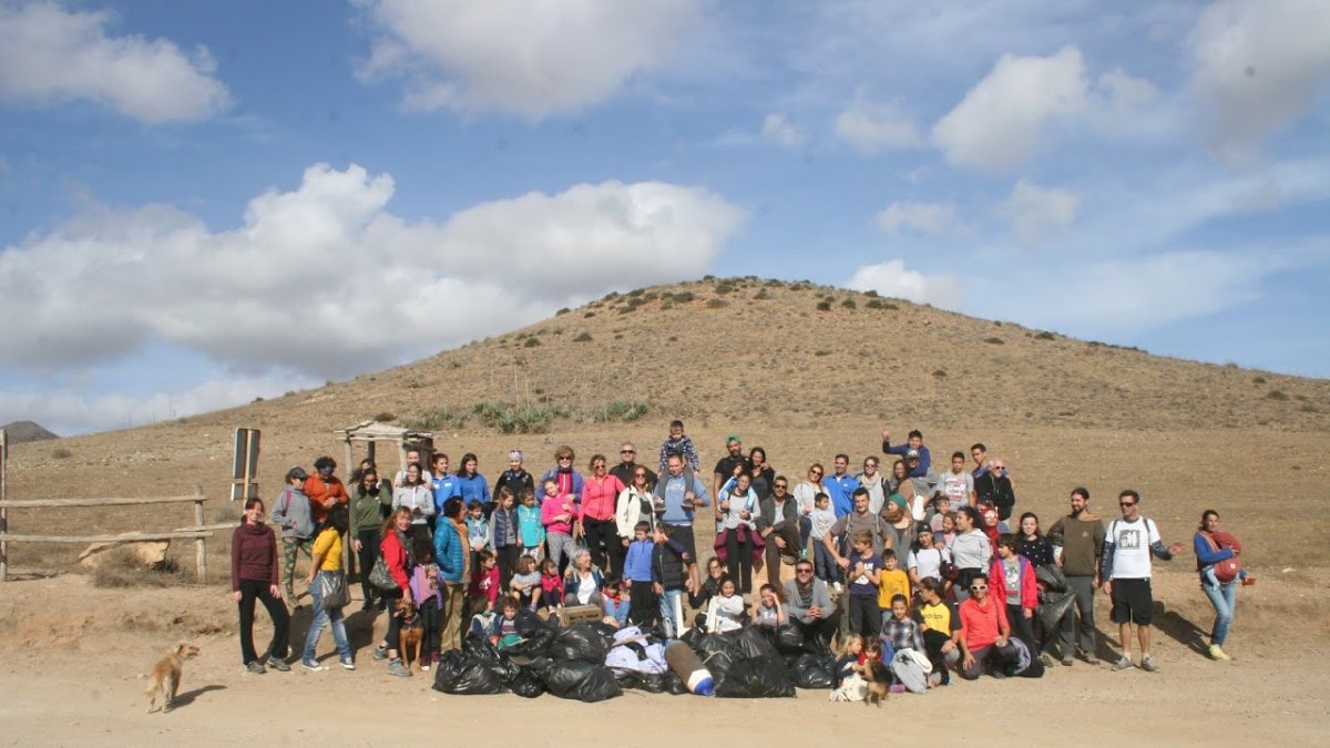 Participantes en la limpieza de la playa Los Genoveses de Níjar.
