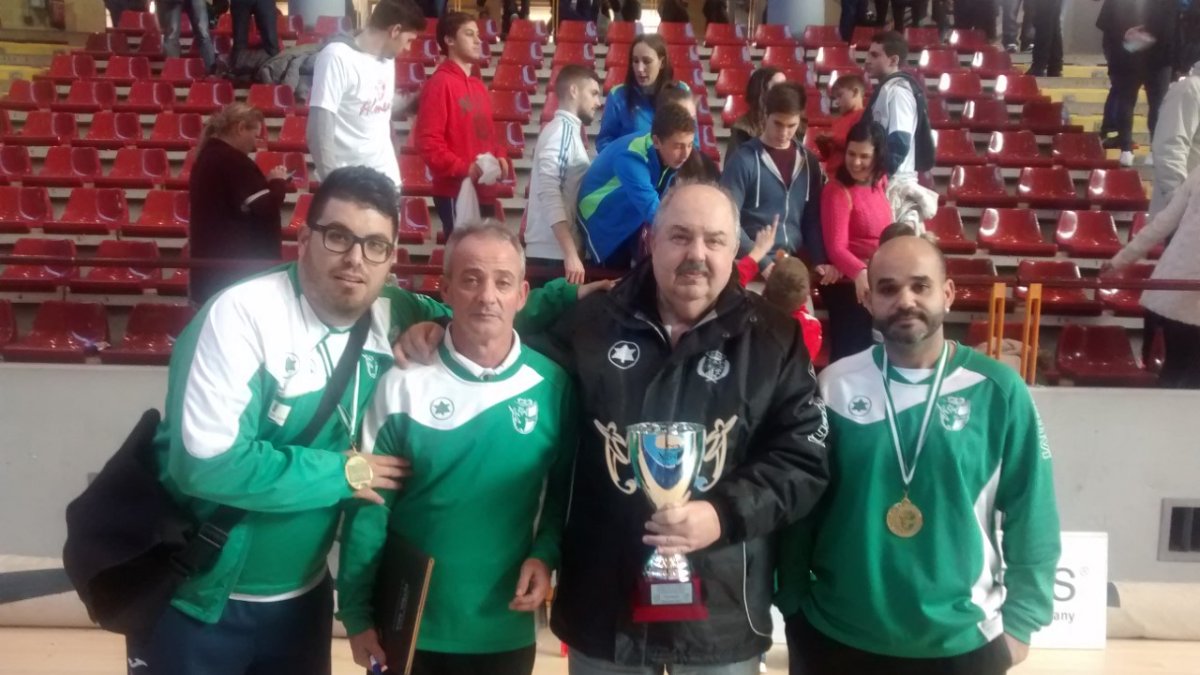 Juan Mateo con el cuerpo técnico.