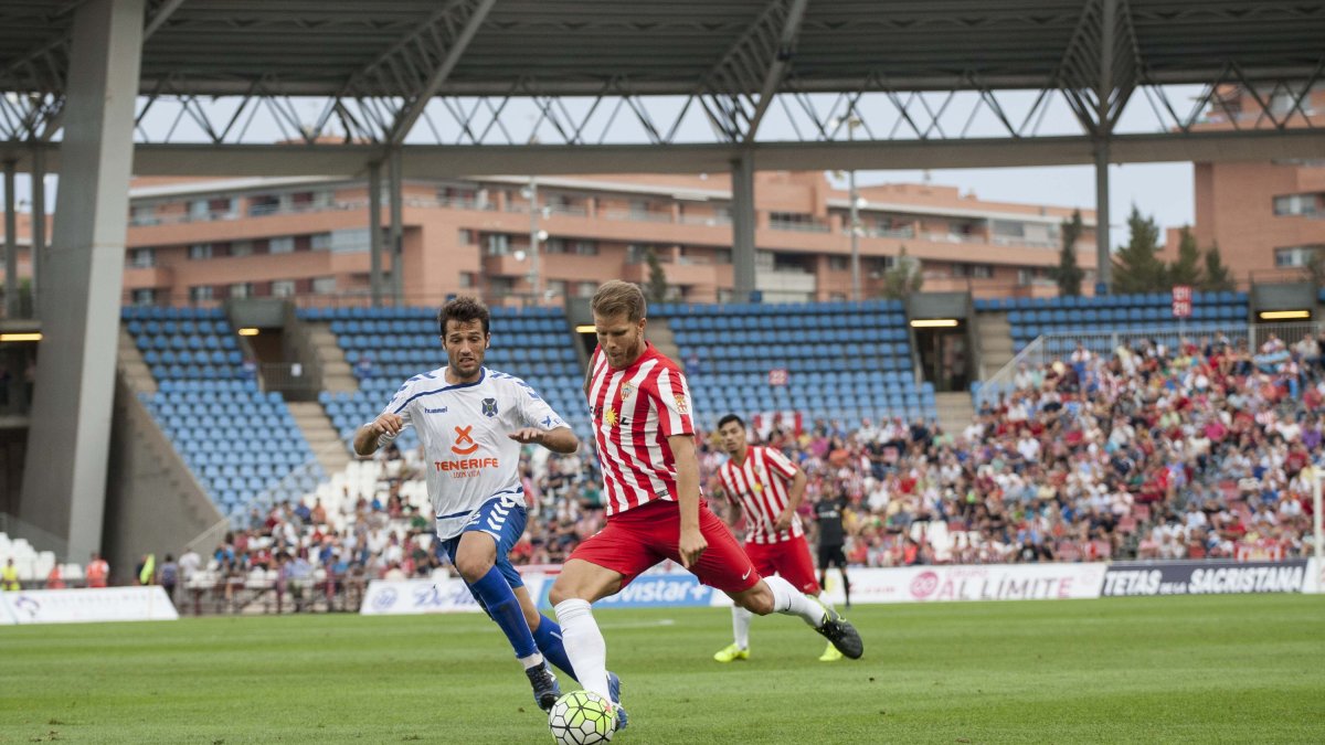 Morcillo en el Almería-Tenerife con Sergi de míster.