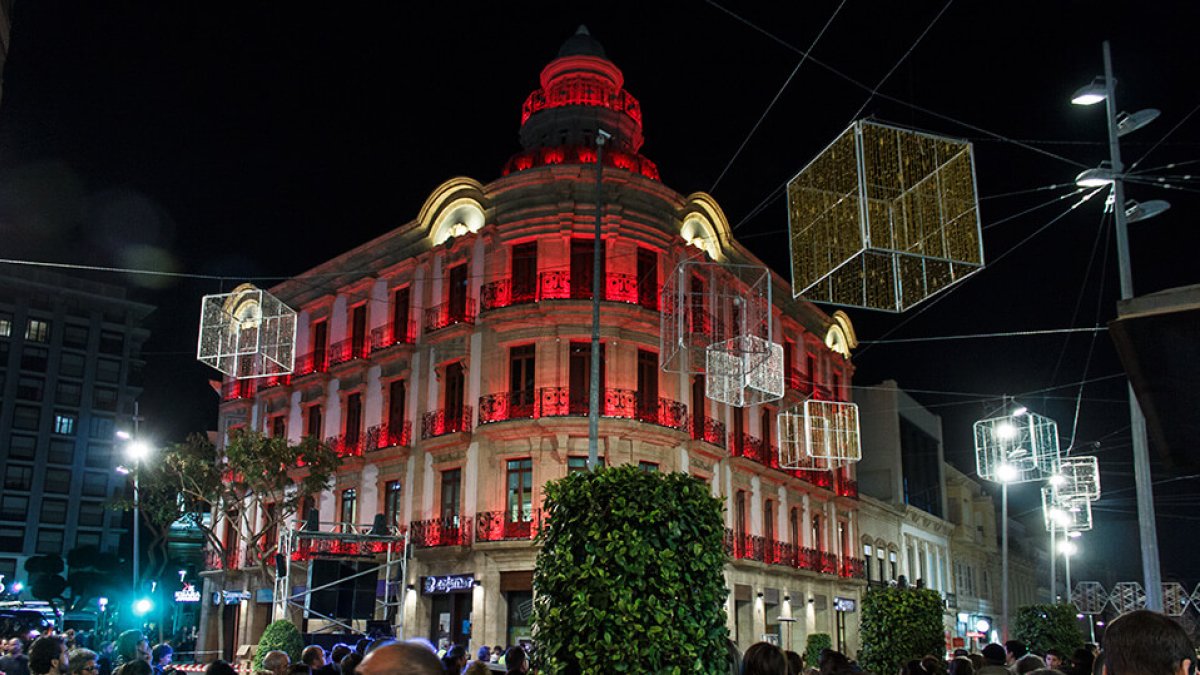 El Edificio de las Mariposas en Puerta de Purchena, durante el encendido de la Navidad de 2016.