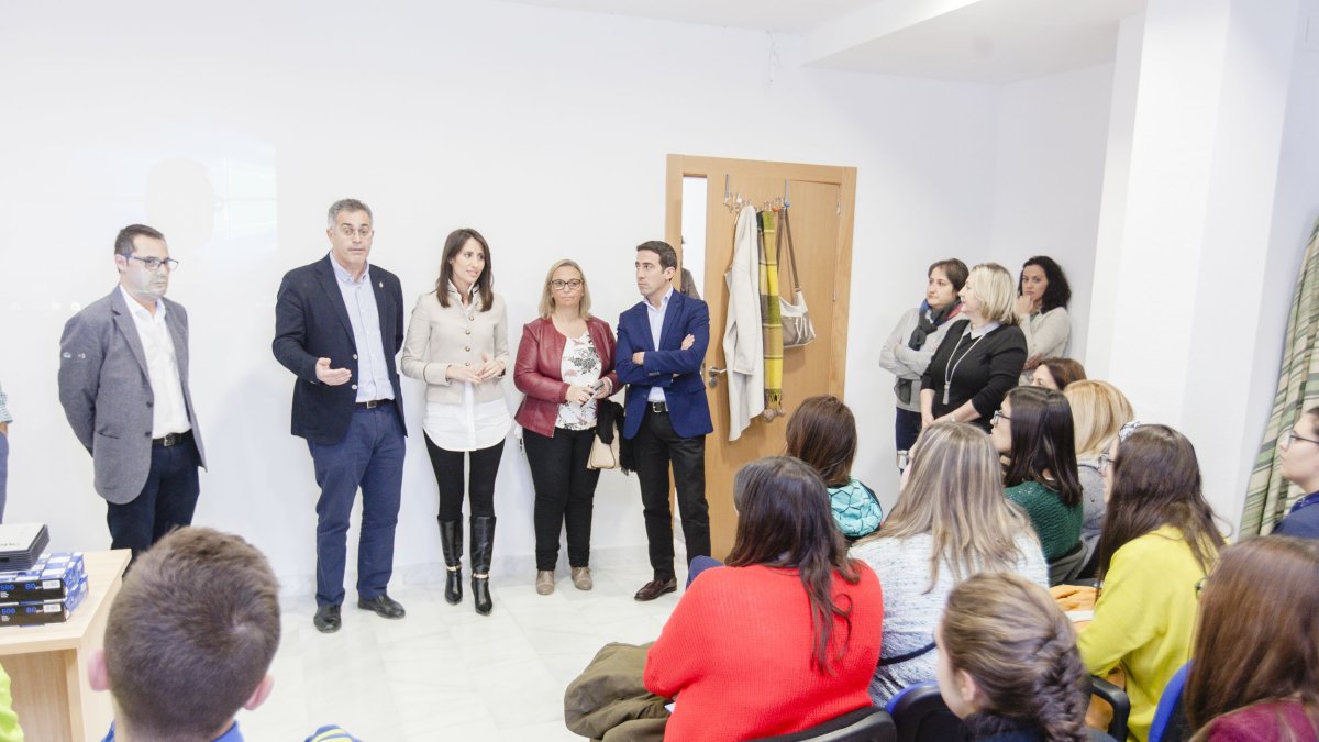 Autoridades en la inauguración de la feria ante jóvenes interesados.