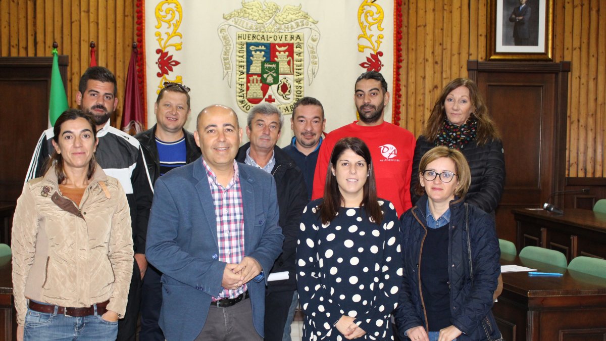 Autoridades con los nuevos emprendedores en la firma de las ayudas.