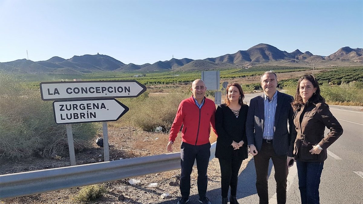 Dirigentes populares junto a un tramo de la autovía del Almanzora.