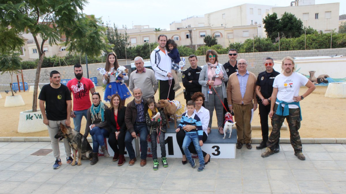Podio del concurso de mascotas celebrado el pasado fin de semana en Vera.