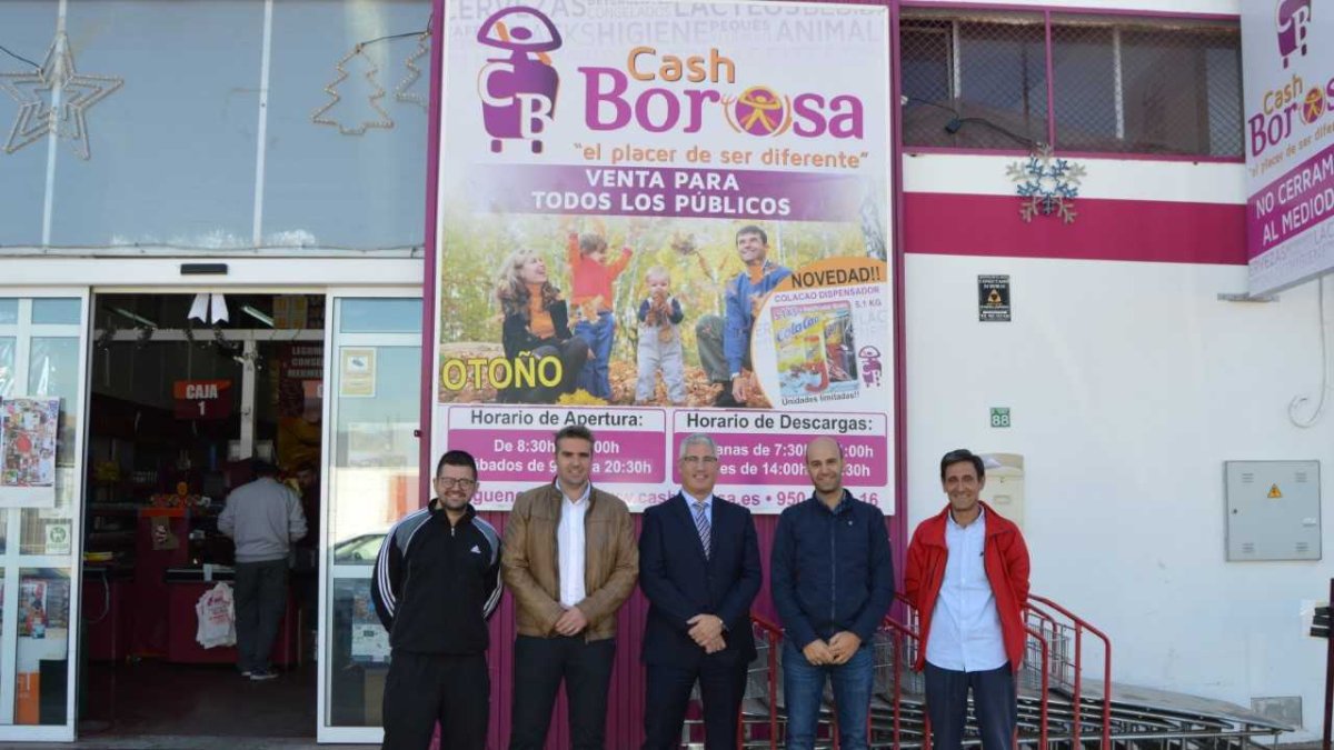 El alcalde de Huércal, Ismael Torres, en la sede de Cash Borosa.