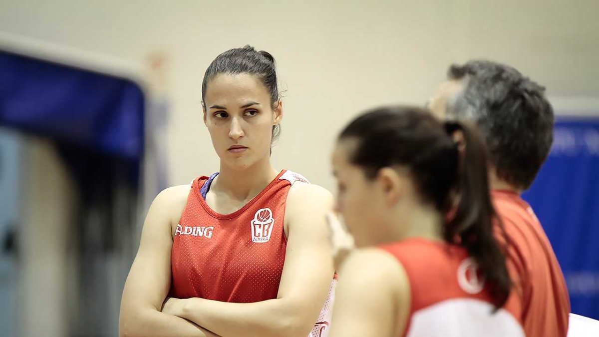 Sandra antenta a la charla técnica.