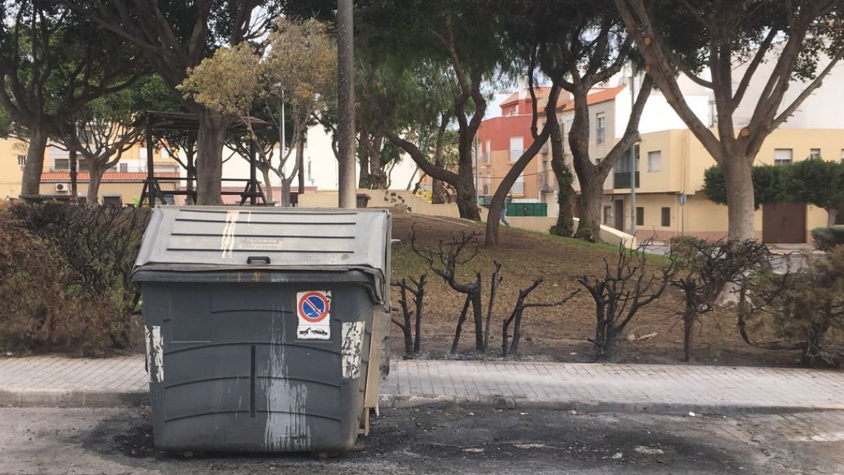 Contenedor colocado sobre los restos quemados.