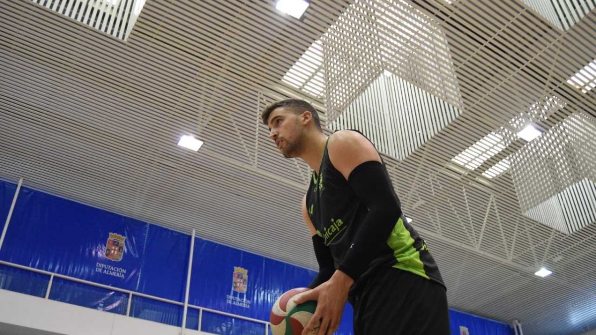 Borja Ruiz preparado para efectuar el saque.