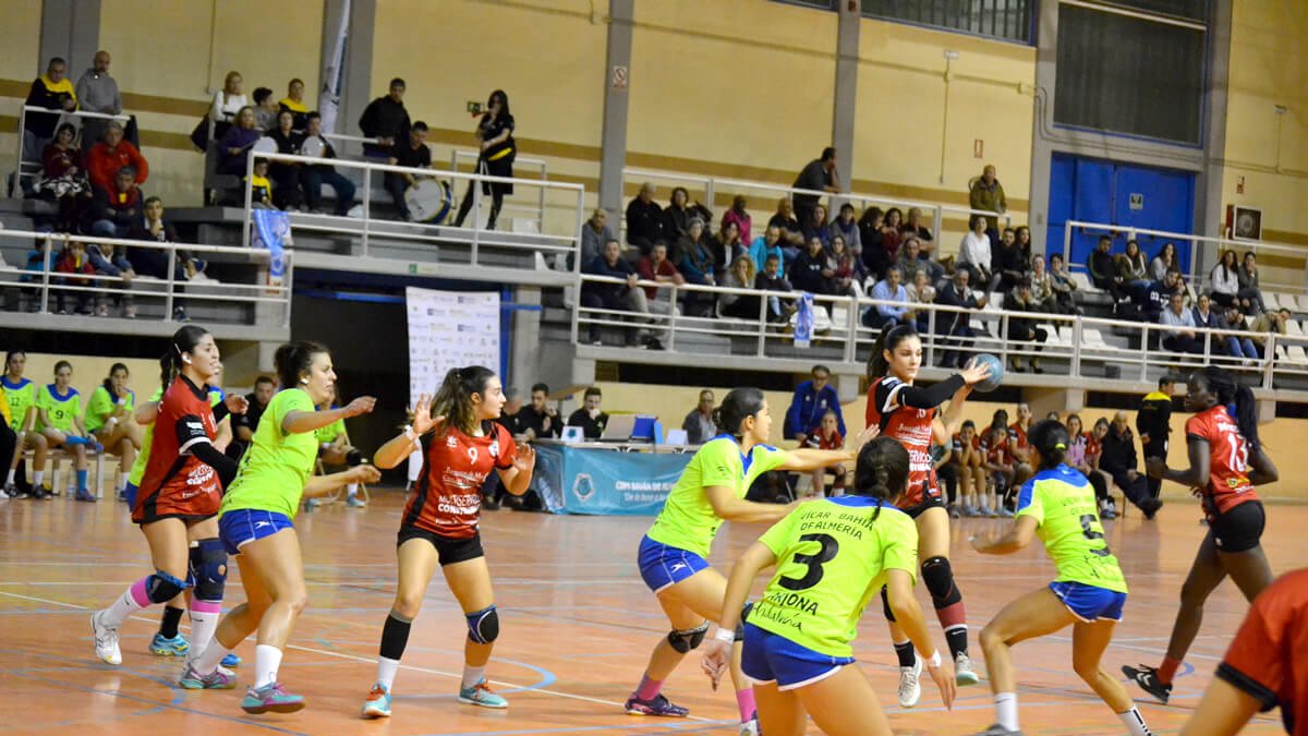 Buen balonmano entre Bahía y Roquetas.