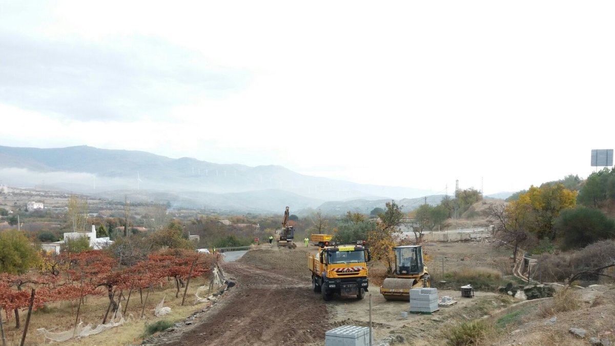 Maquinaria trabajando en la zona de las obras.