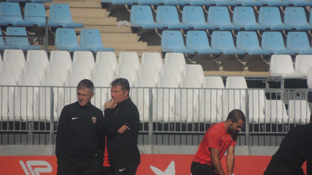 Lucas Alcaraz habla con Ángel Férez y Verza trabaja.