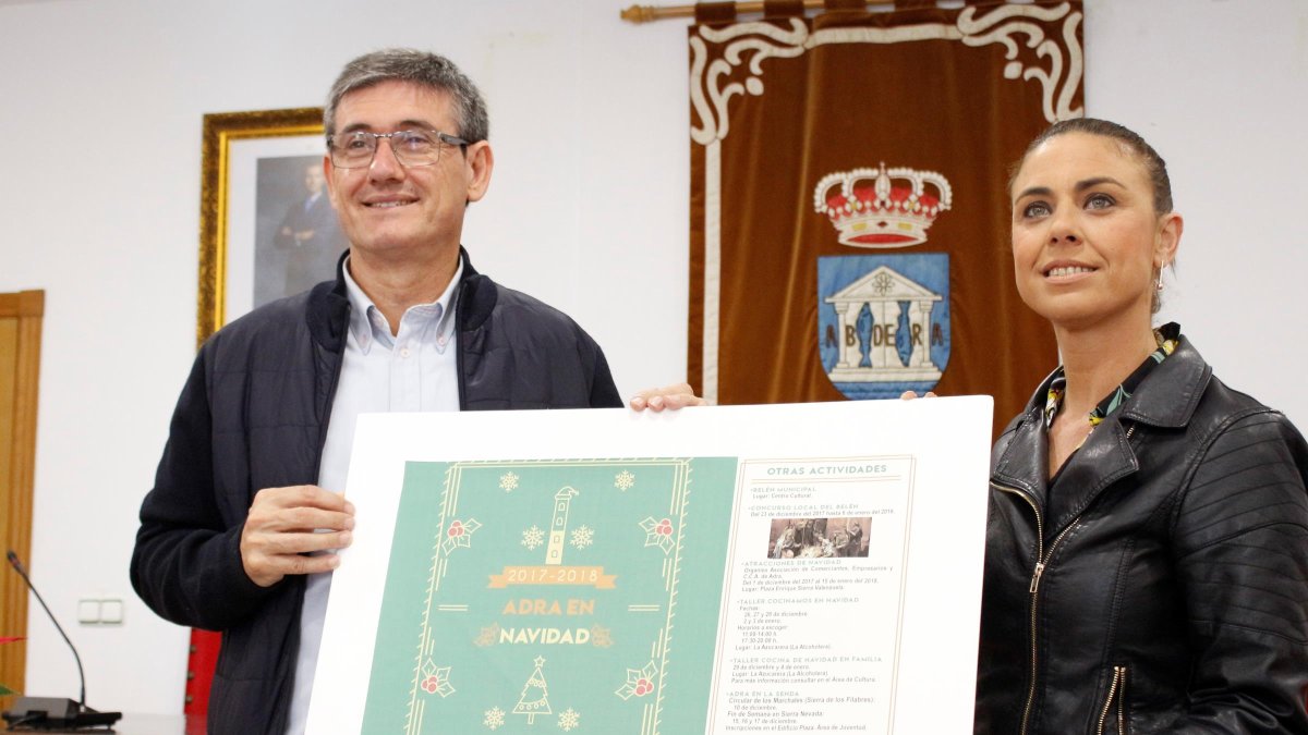Manuel Cortés y Elisa Fernández presentando el programa de Navidad.