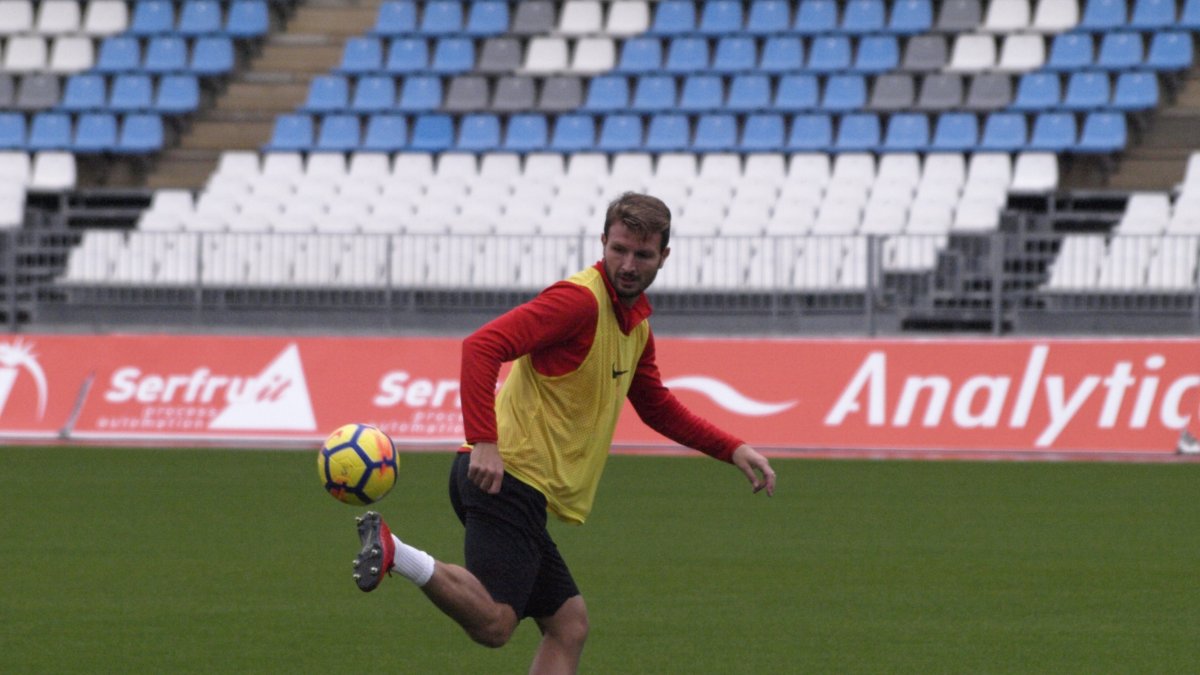 Marco Motta controla el balón en el entrenamiento.