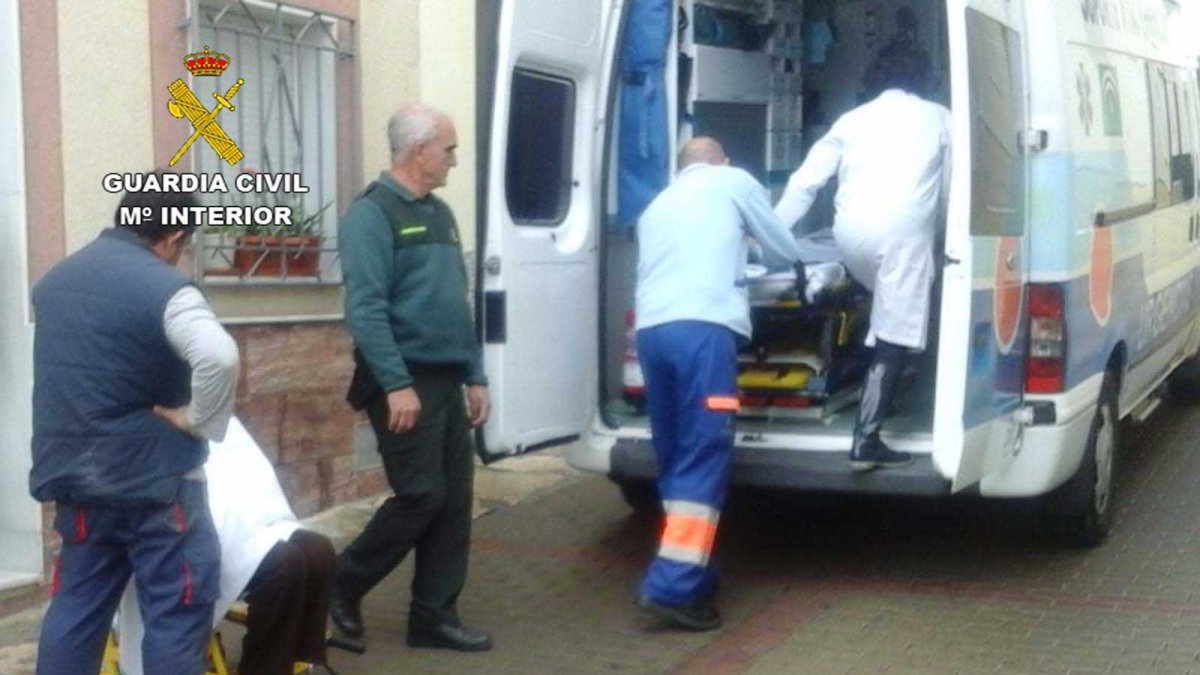 La mujer fue trasladada hasta un centro de salud.