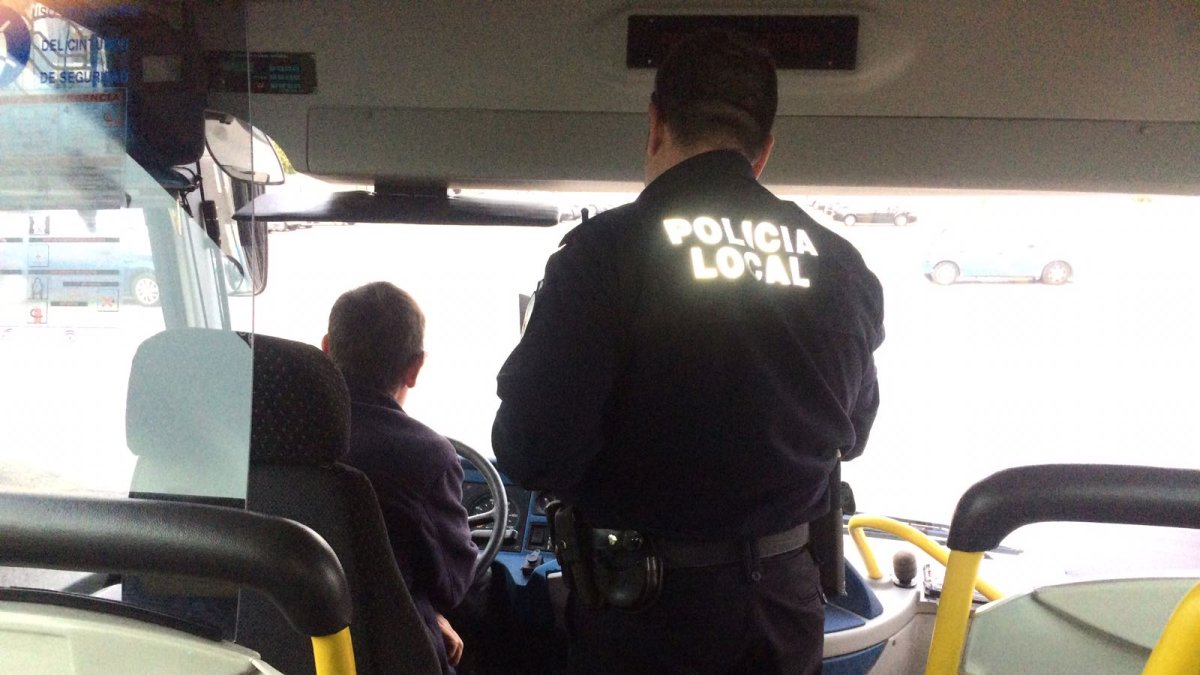 Policía Local realizando la revisión de uno de los vehículos.