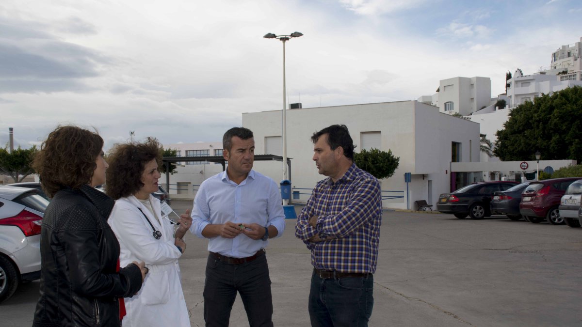 El alcalde Salvador Hernández ha visitado los terrenos de la futura residencia.