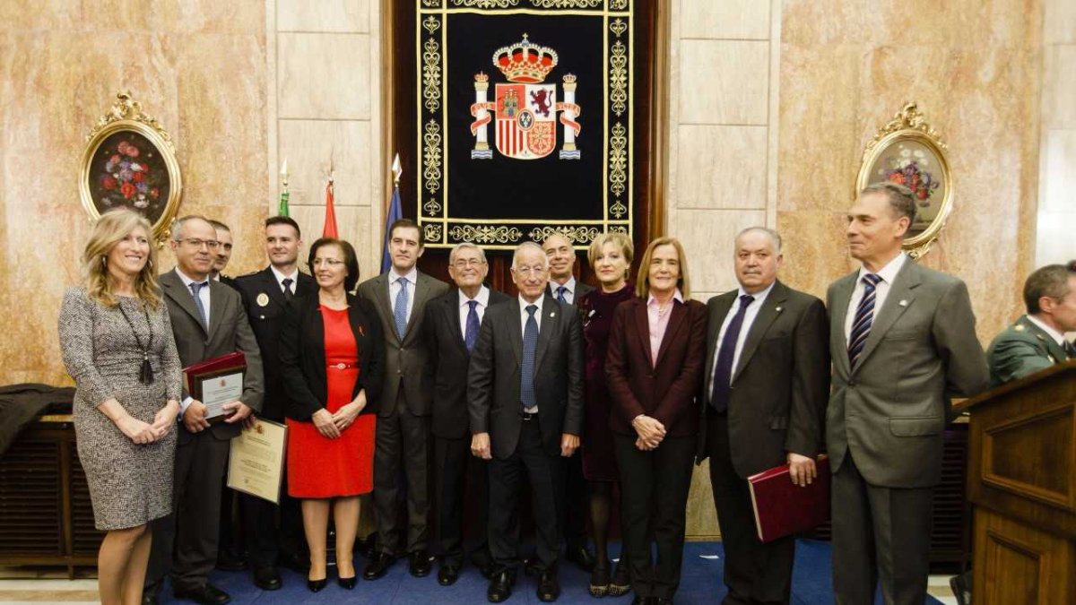 Foto de familia de algunos de los asistentes al acto.