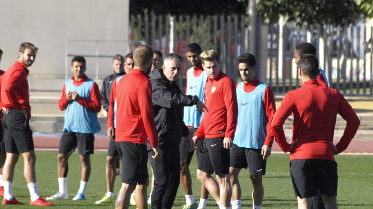La plantilla atenta a las explicaciones de Alcaraz.