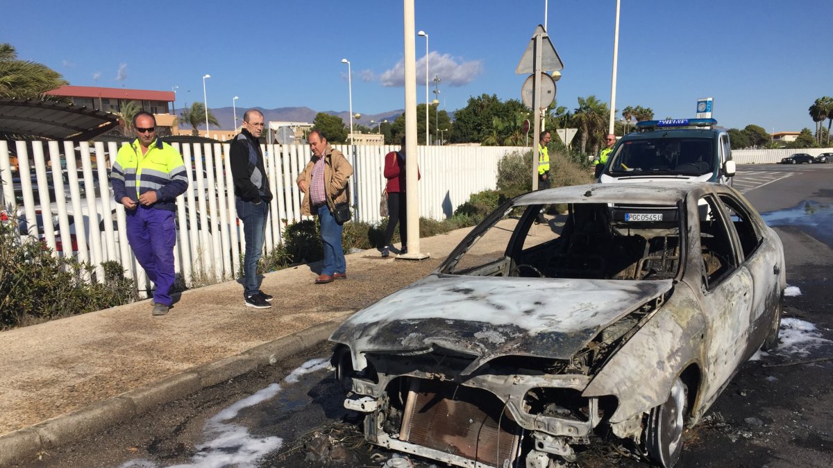 El coche ha quedado totalmente calcinado.
