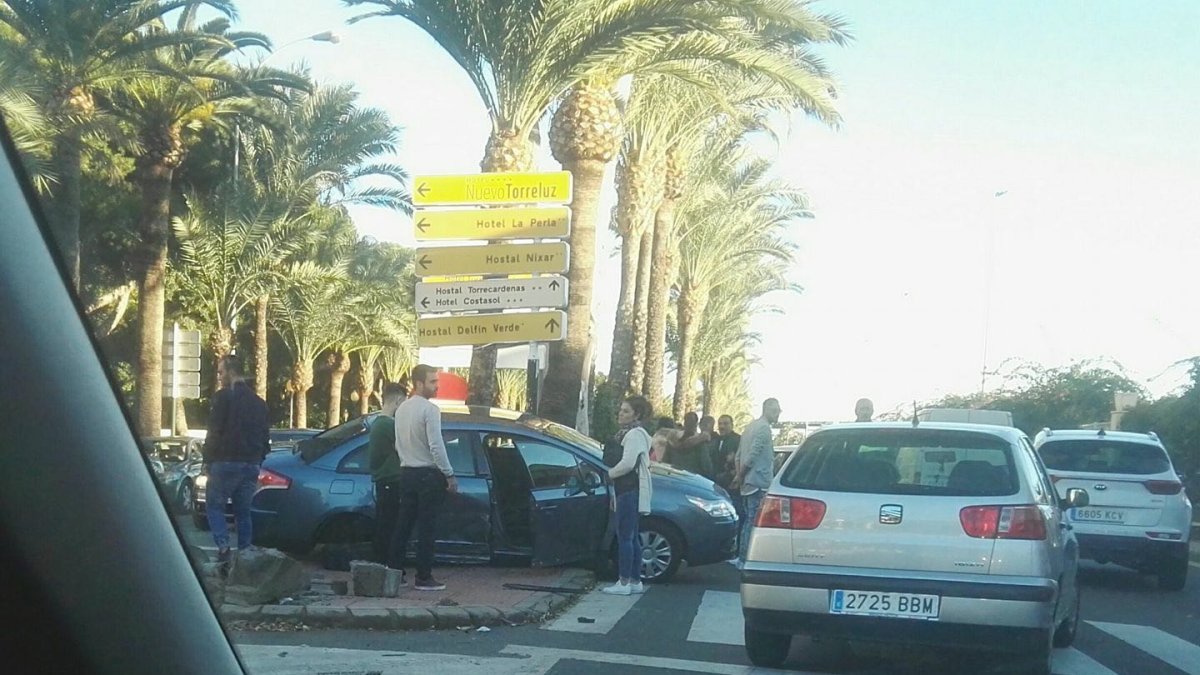 Uno de los coches siniestrados en el accidente ocurrido esta tarde en la Vía Parque.