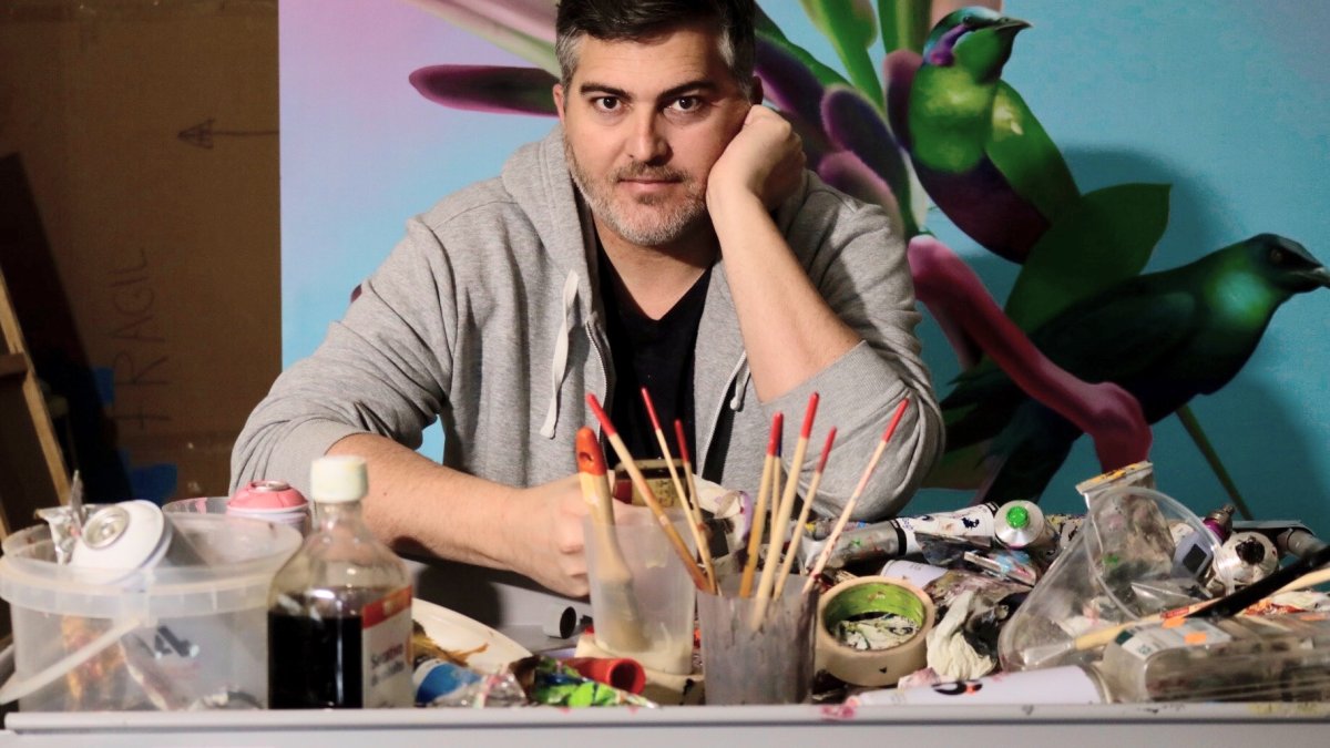 Manu Muñoz, fotografiado en su estudio de Cabo de Gata, rodeado de sus lienzos y pinceles.