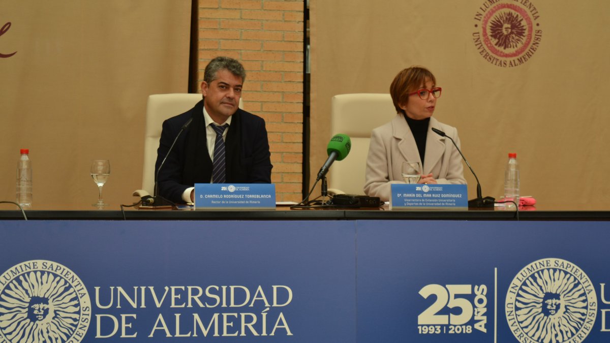 El rector de la UAL con la vicerrectora de Extensión Universitaria, en la presentación de la programación del 25 aniversario.