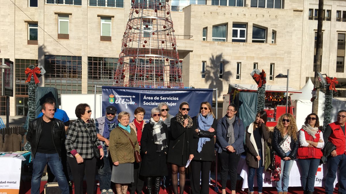 La concejala de Servicios Sociales durante la lectura del manifiesto en la Plaza Mayor