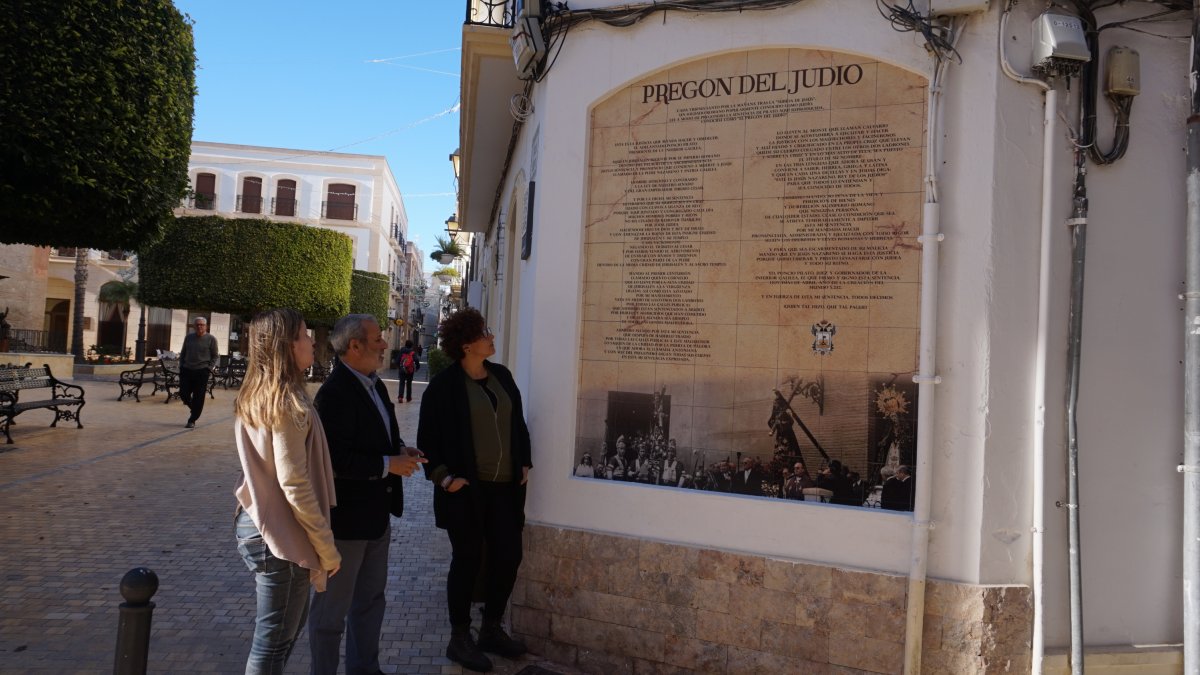 El alcalde Félix López y las ediles Isabel de Haro y Francisca García observan el mural.