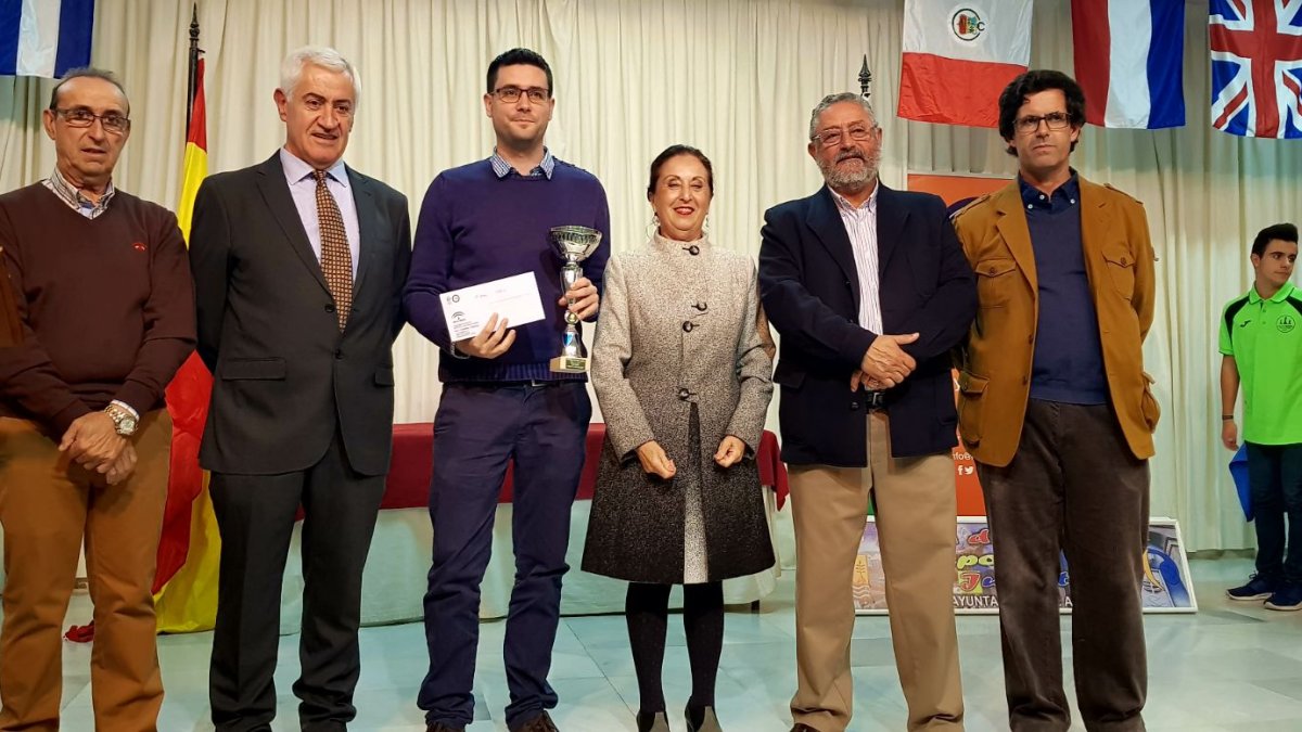 El gran Maestro José C. Ibarra tras recibir el premio con autoridades y organización.