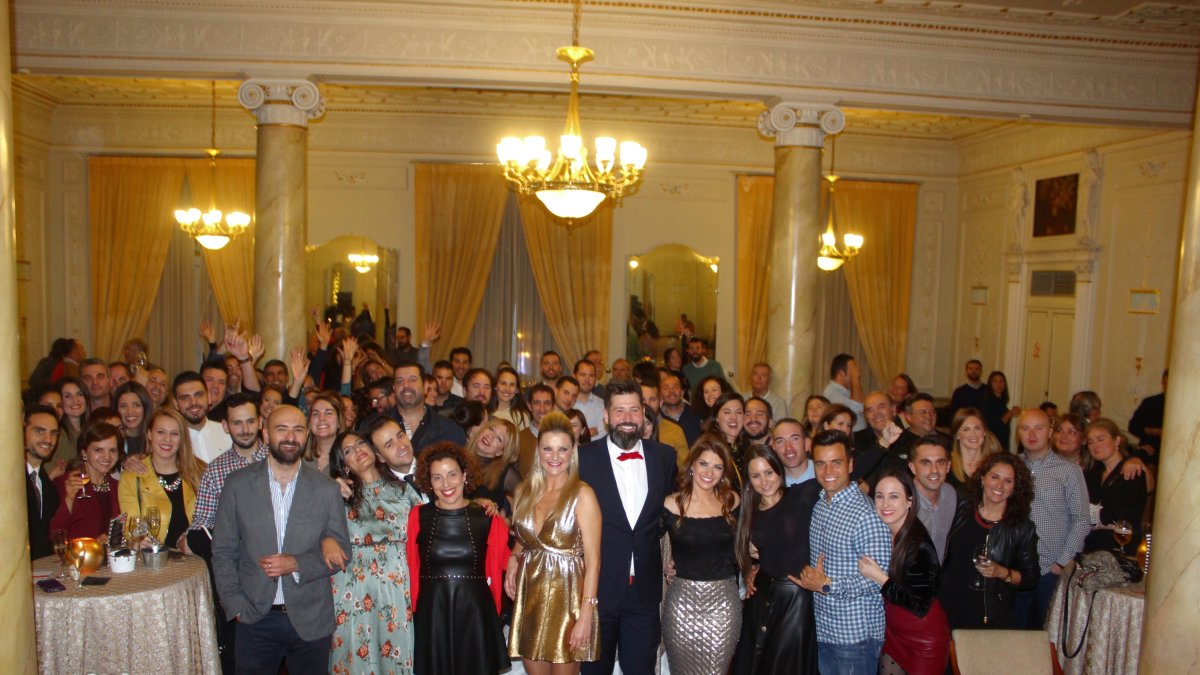 Los socios y fundadores del cátering Lima Roja, Óscar Palomino y Lucía Gómez, con Mar de Pablo y el equipo de esta empresa organizadora y elaboradora