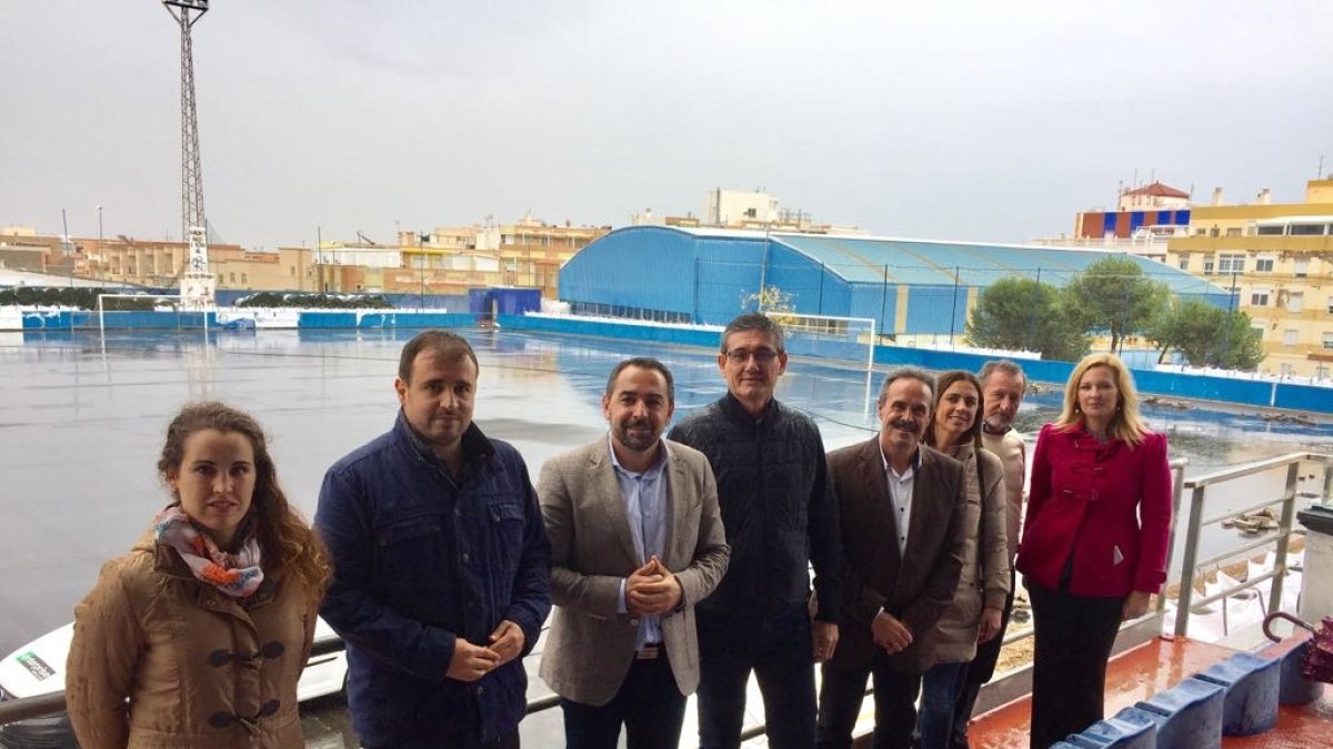 Representantes políticos durante la visita a los trabajos en el Estadio Miramar.
