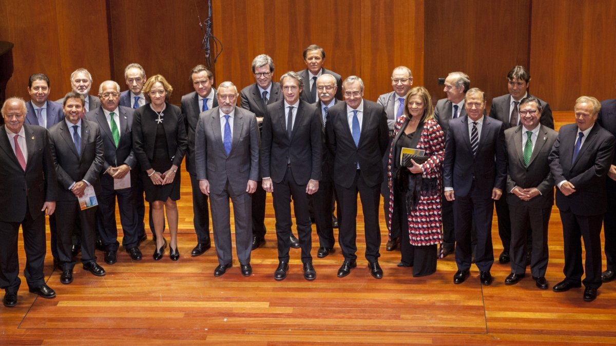 Foto de familia de los presidentes portuarios, el ministro de Fomento, el secretario de Estado de Infraestructuras y el presidente de Puertos.