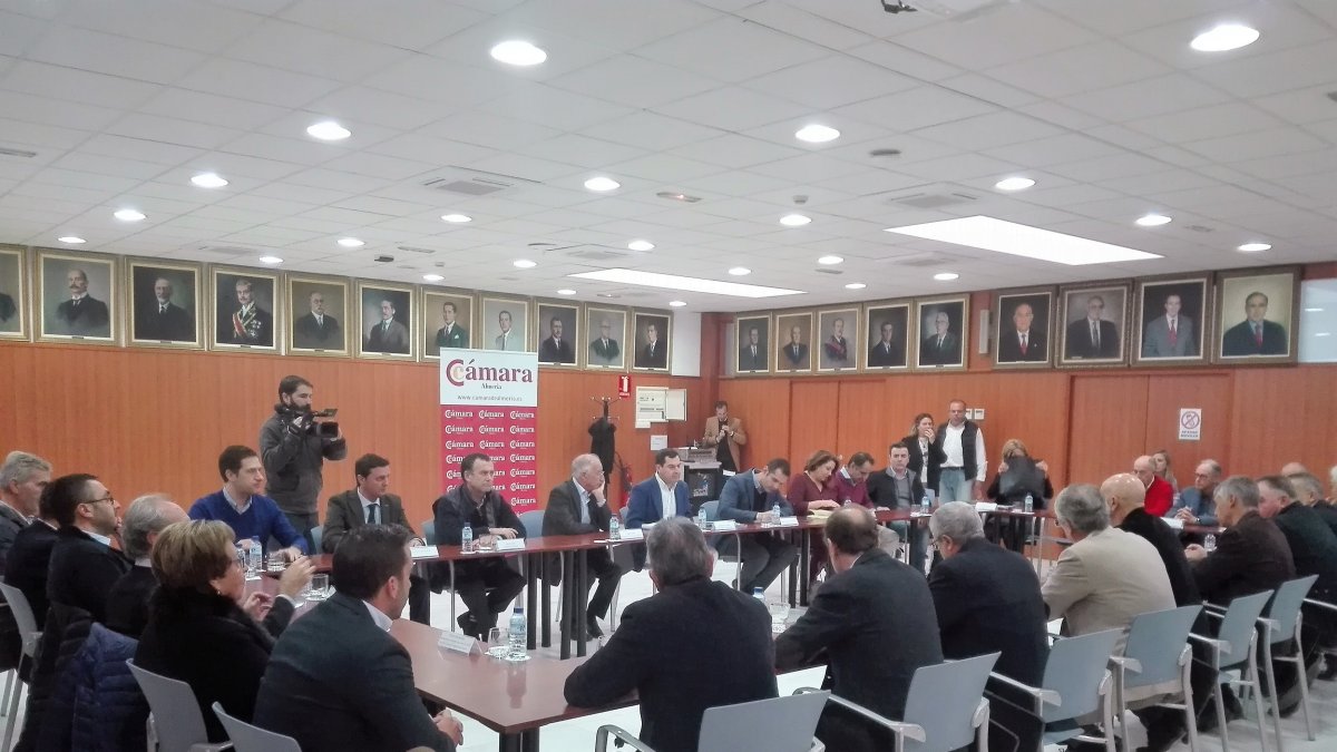 Reunión celebrada con representantes empresariales en la Cámara de Comercio.