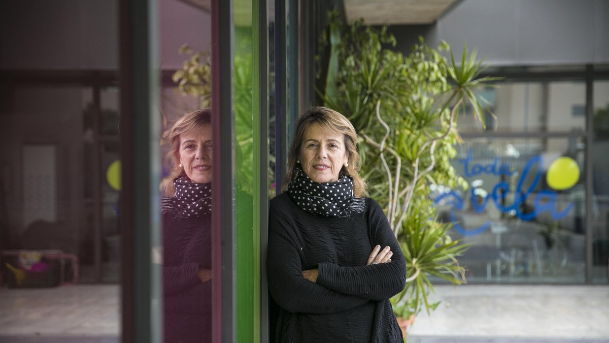 Isabel Guirao posa en el patio de la sede de A Toda Vela, en Cortijo Grande. Un edificio singular y lleno de color que transmite alegría y sensacione